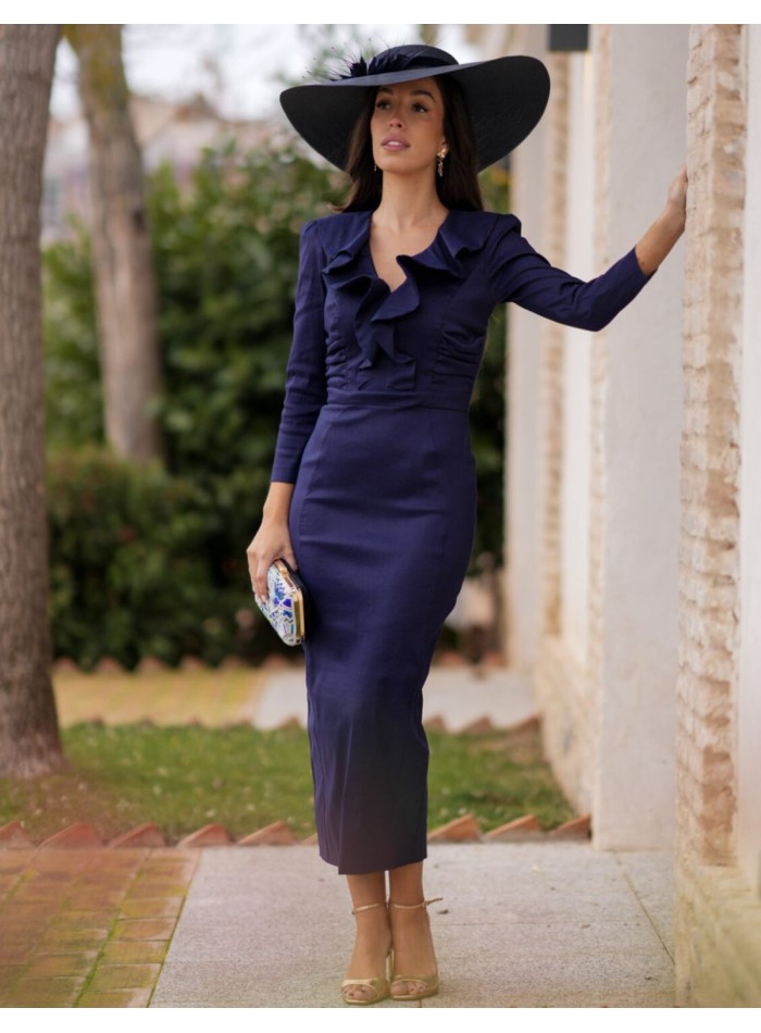 Vestido de invitada midi azul marino con escote en pico y volantes