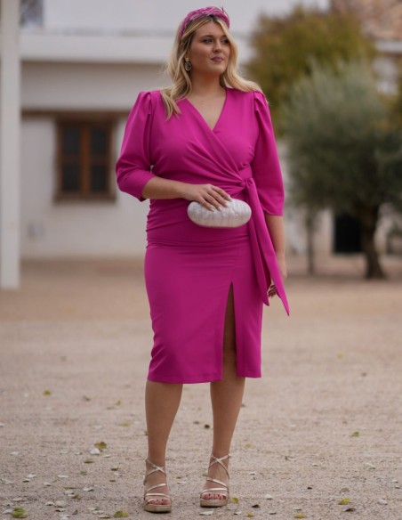 Vestido de invitada midi fucsia en crep con escote cruzado