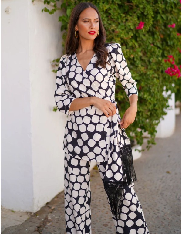 Printed two-piece knitted set with pants and jacket with... 2