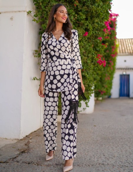 Printed two-piece knitted set with pants and jacket with lacing