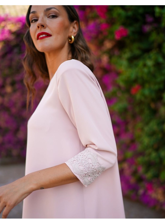 Conjunto para invitada formado por blusa y pantalón