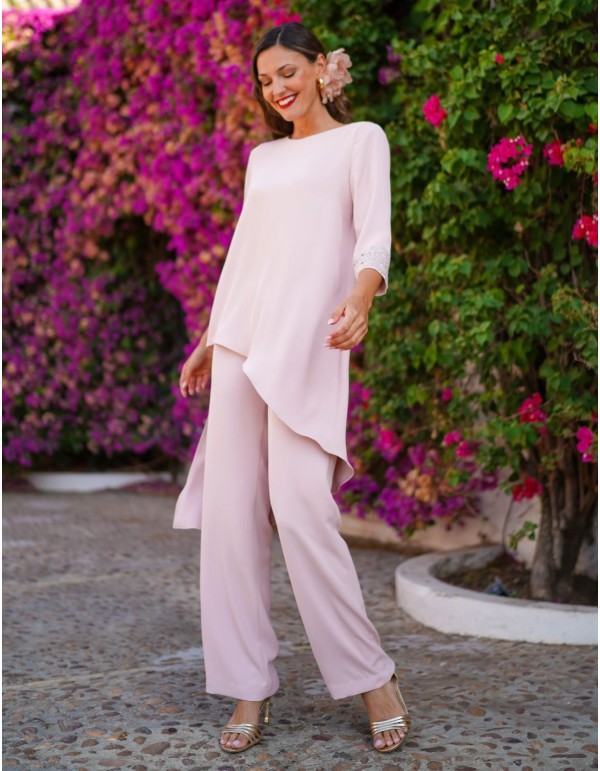 Conjunto de dos piezas en color rosa palo para invitada