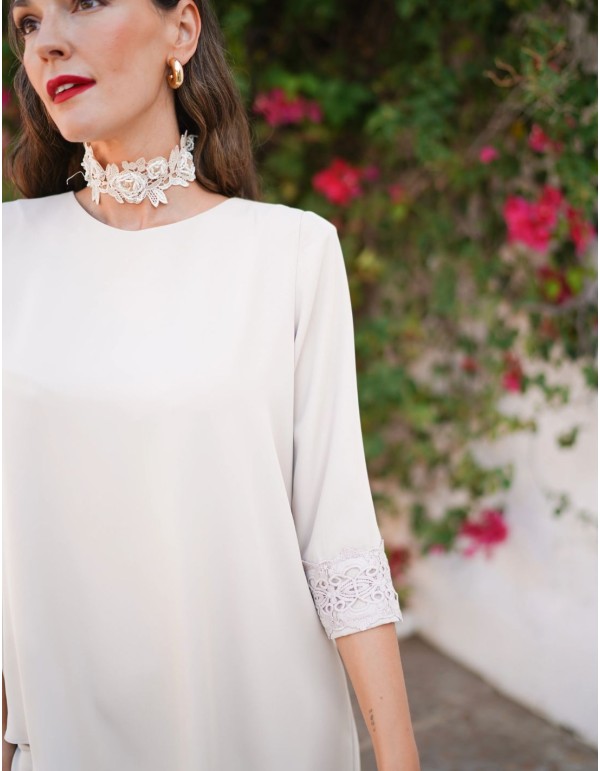 Conjunto de dos piezas en tono marfil con blusa asimétrica 2