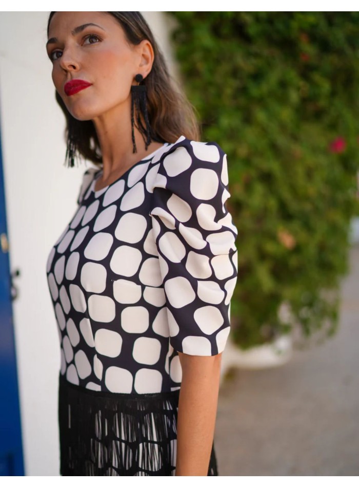 Vestido de invitada midi estampado con detalles de volantes con flecos