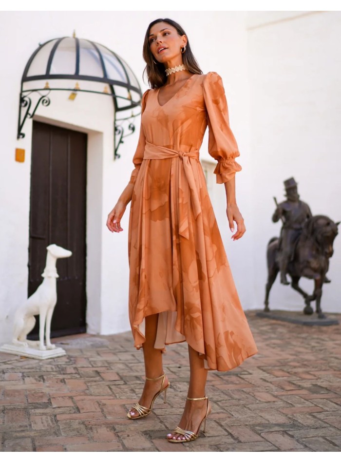 Vestido de invitada midi con diseño fluido estampado naranja y lazada lateral