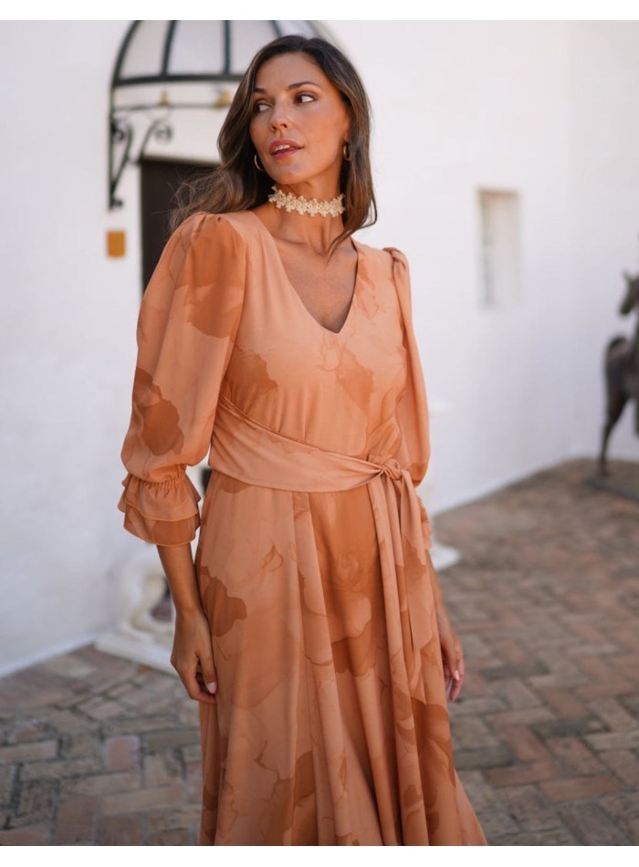 Vestido de invitada midi con diseño fluido estampado naranja y lazada lateral
