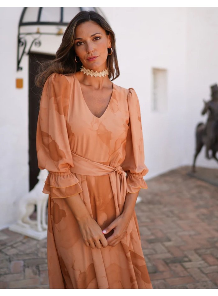 Vestido de invitada midi con diseño fluido estampado naranja y lazada lateral