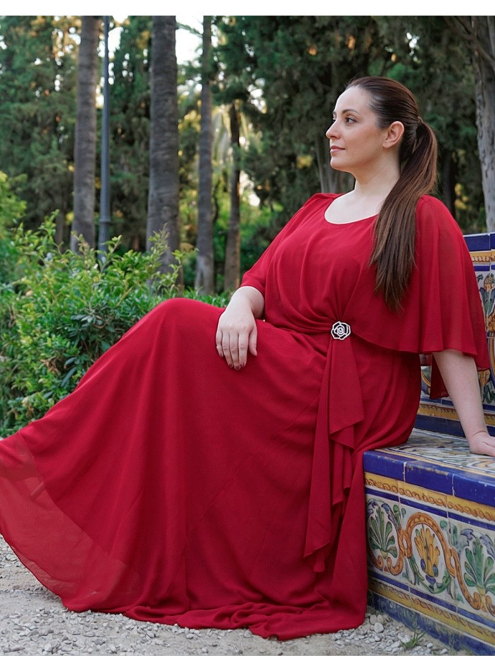 Longue robe d'invité rouge avec cape et broche...