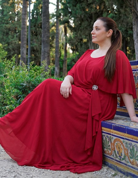 Longue robe d'invité rouge avec cape et broche élégante