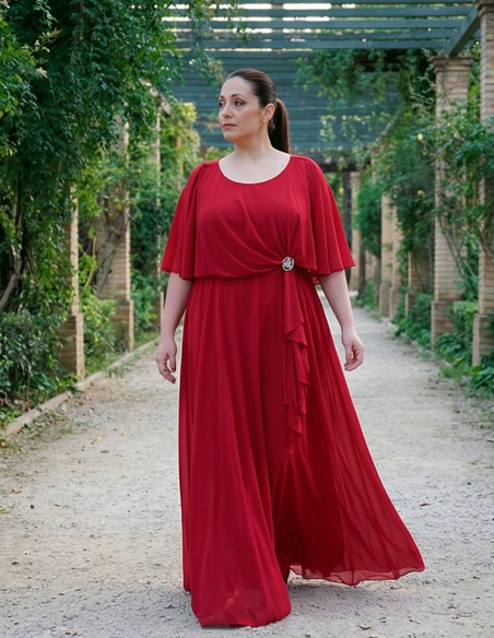 Longue robe d'invité rouge avec cape et broche élégante