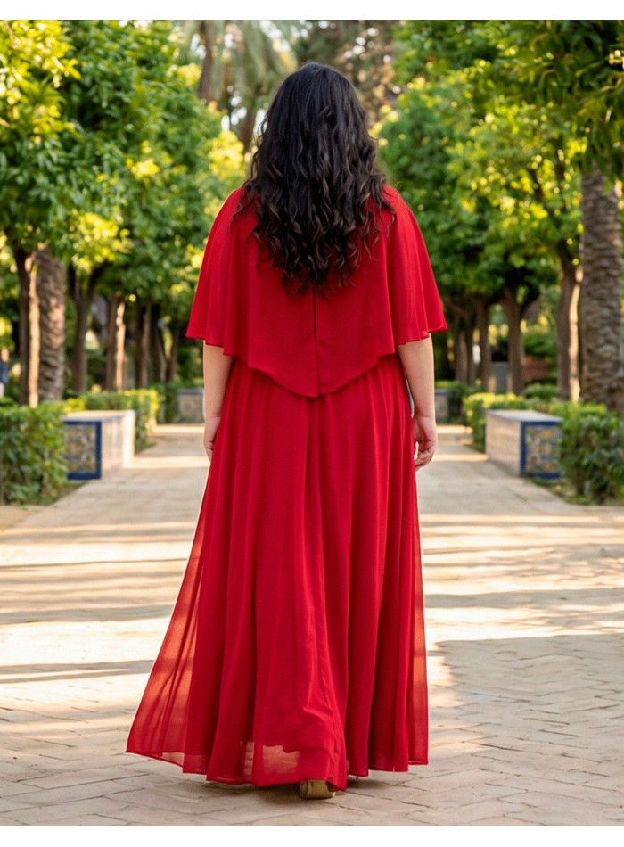 Longue robe d'invité rouge avec cape et broche...