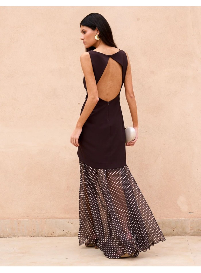 Vestido de invitada largo marrón con silueta de sirena y falda de lunares
