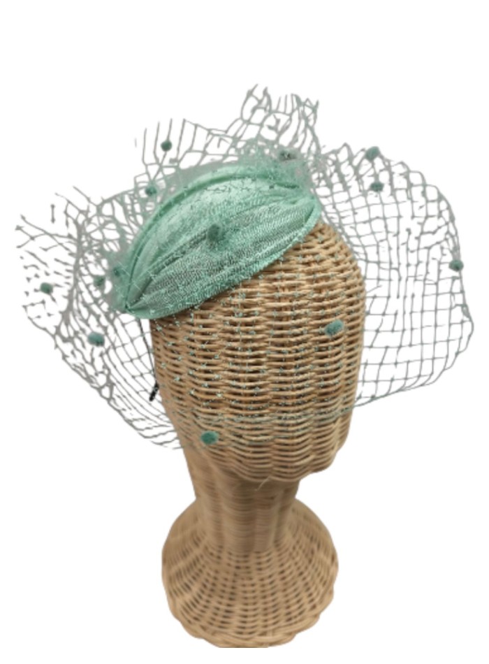 Coiffe d'invité vert aqua avec un voile en filet