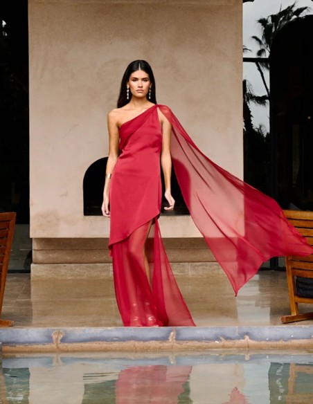 Longue robe d'invité rouge avec encolure asymétrique et châle