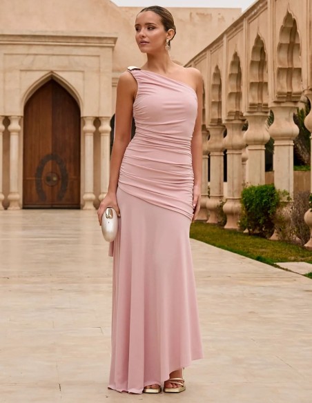 Robe longue rose pâle pour invités avec encolure asymétrique et effet drapé