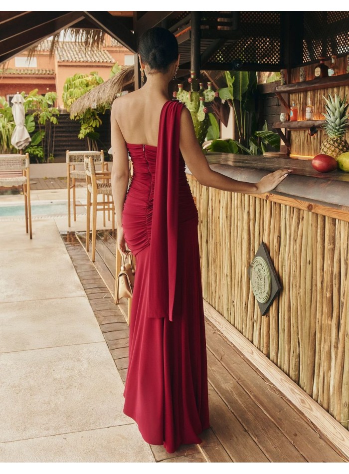 Vestido de invitada largo rosa palo con escote asimétrico y efecto drapeado