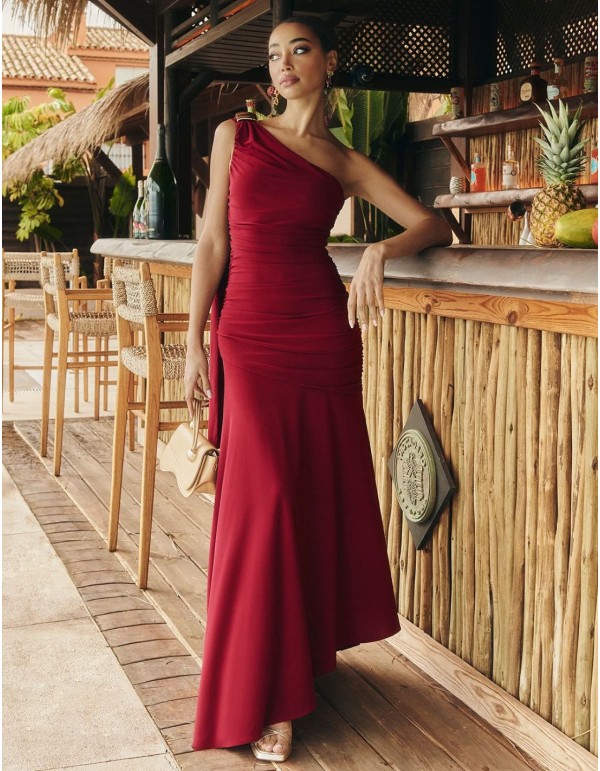 Vestido de invitada largo rosa palo con escote asimétrico y efecto drapeado