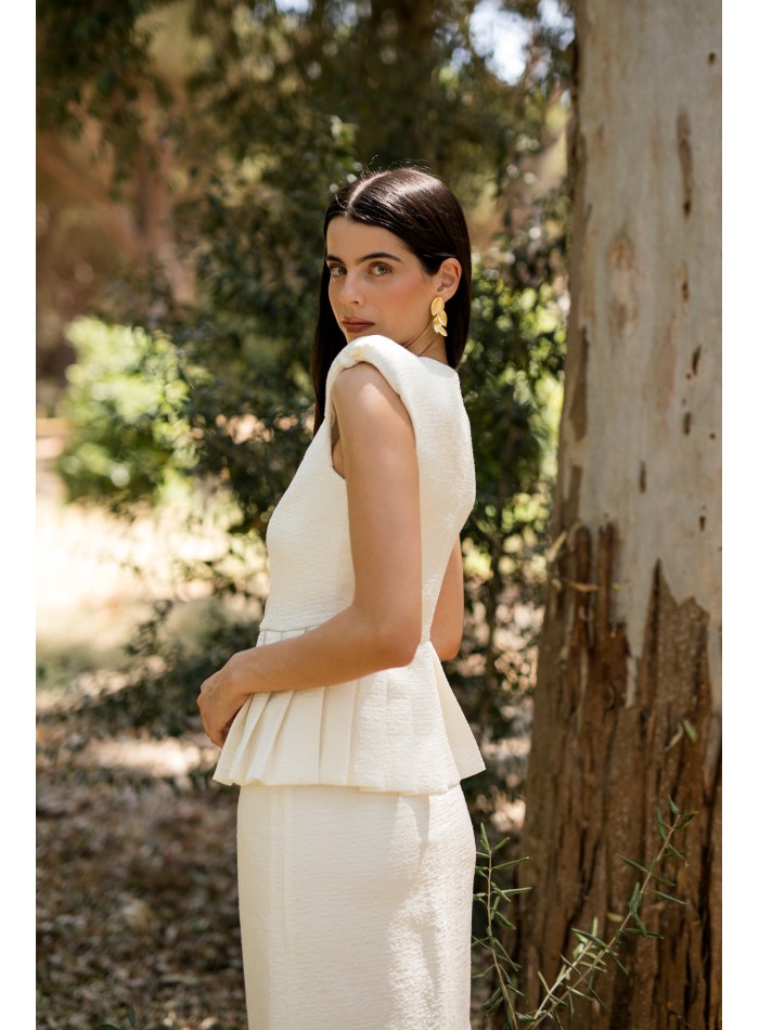 Conjunto para mamá de comunión con top con peplum y falda midi blanco