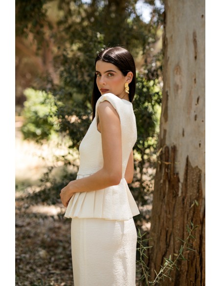 Tenue de communion de la mère avec top à péplum et jupe midi