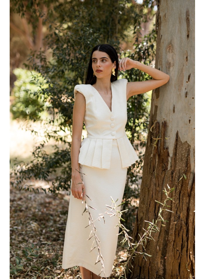 Tenue de communion de la mère avec top à péplum...