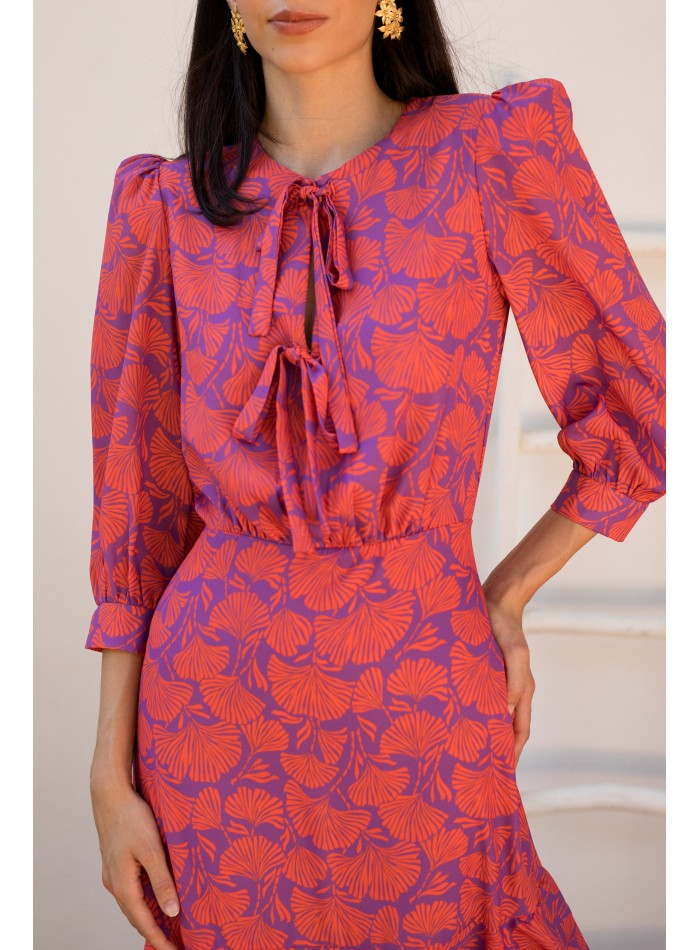 Vestido midi estampado con hombreras y cuello redondo para invitada