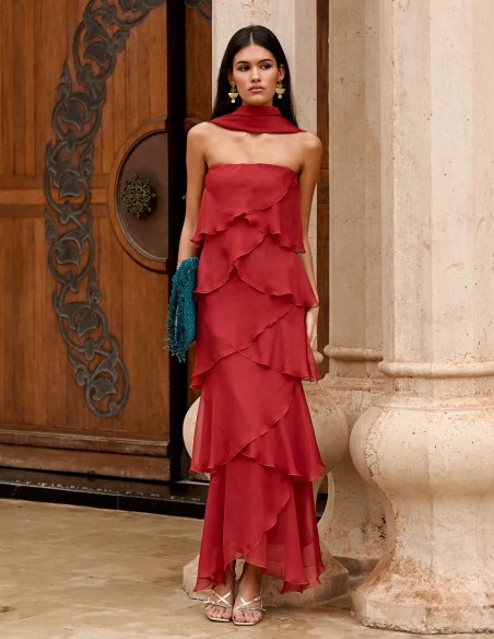 Robe longue sans bretelles avec couches de mousseline de soie pour les invités