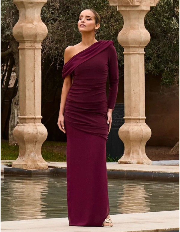 Vestido de invitada largo con escote bardot asimétrico en color berenjena