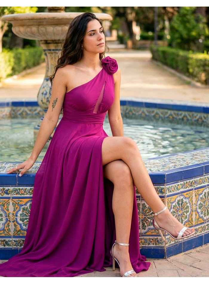 Robe de fête longue avec encolure asymétrique et dos croisé