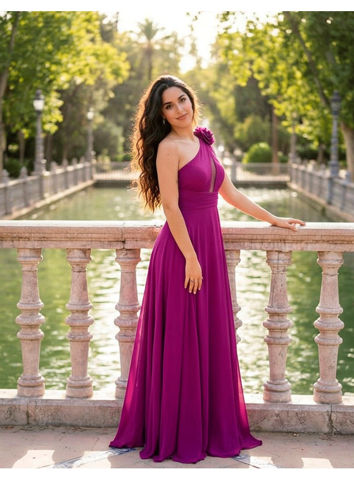 Robe de fête longue avec encolure asymétrique...