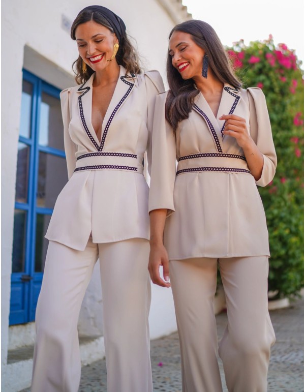 Traje de dos piezas con detalles bordados