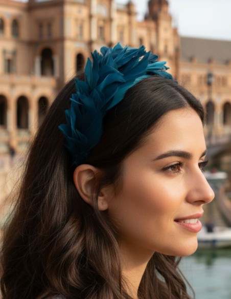 Diadema de plumas para invitada en color azul pato