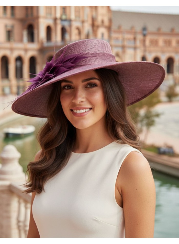 Pamela de invitada clásica con montaje de plumas en malva