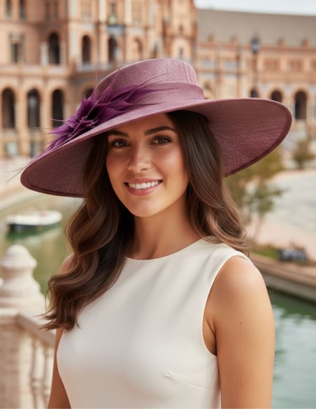 Pamela de invitada clásica con montaje de plumas en malva