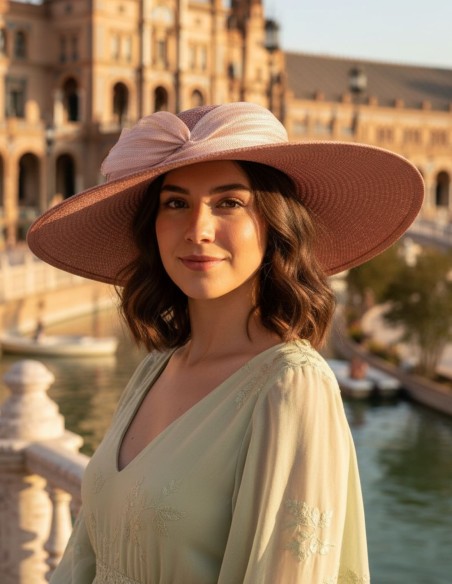 Pamela de invitada clásica con nudo sinamay en rosa maquillaje