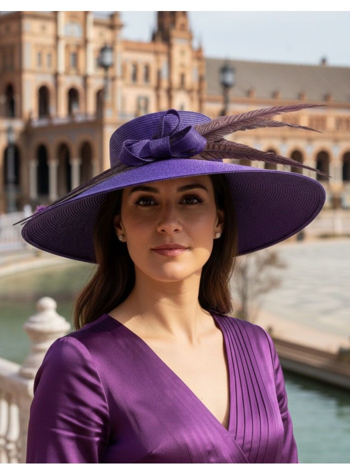 Pamela de invitada morada con lazo y plumas faisán