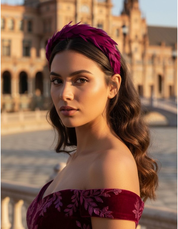 Diadema de invitada de plumas en color magenta