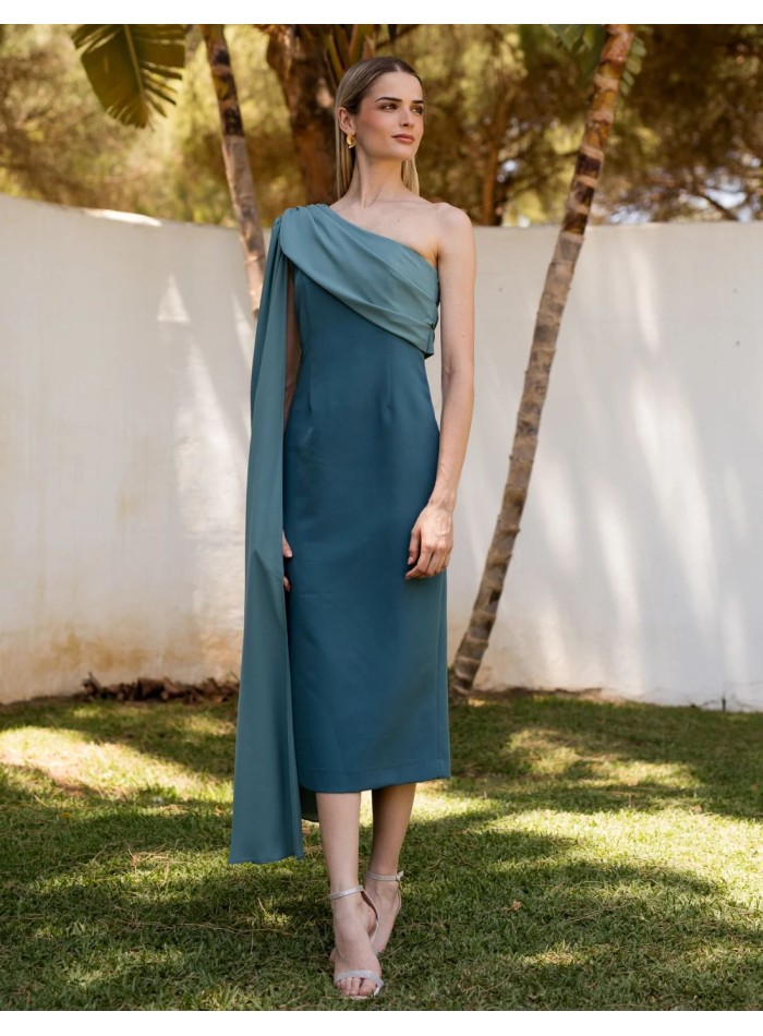Vestido invitada midi azul verdoso en crep con capa asimétrica