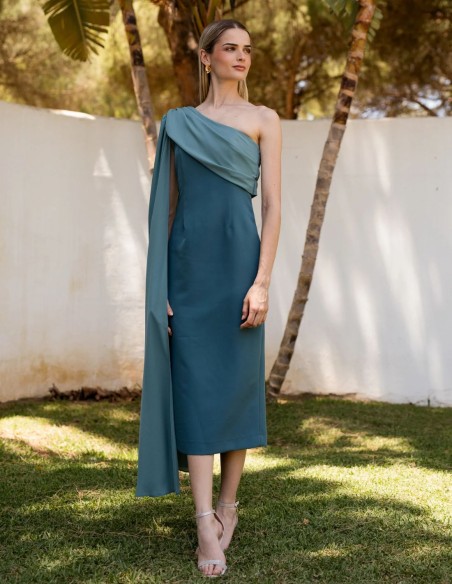 Vestido invitada midi azul verdoso en crep con capa asimétrica