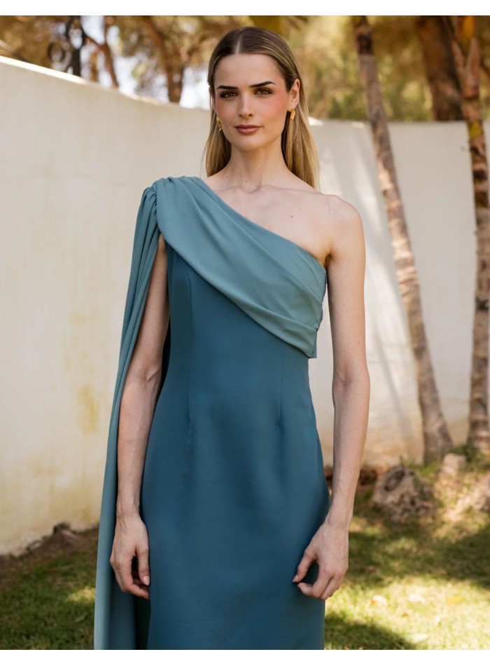 Vestido invitada midi azul verdoso en crep con capa asimétrica