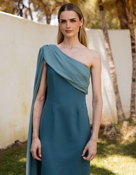 Vestido invitada midi azul verdoso en crep con capa asimétrica