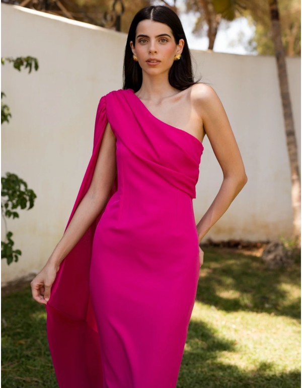 Robe d'invité midi en crêpe fuchsia avec cape asymétrique 2