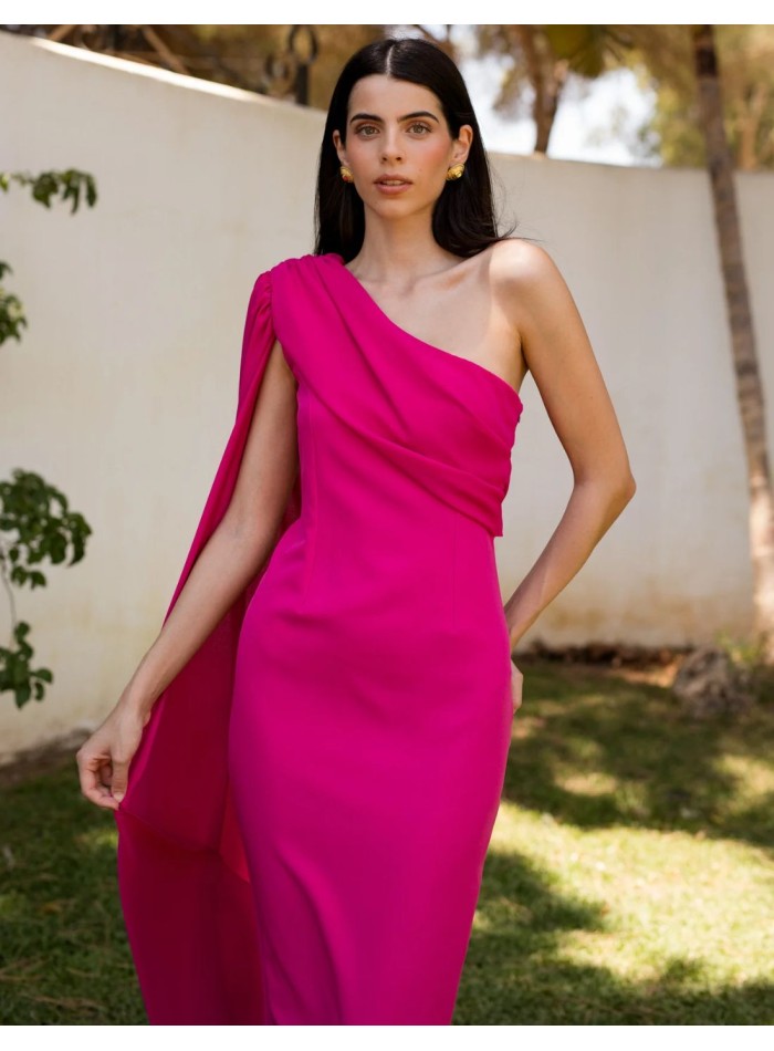 Vestido de invitada midi fucsia en crep con capa asimétrica