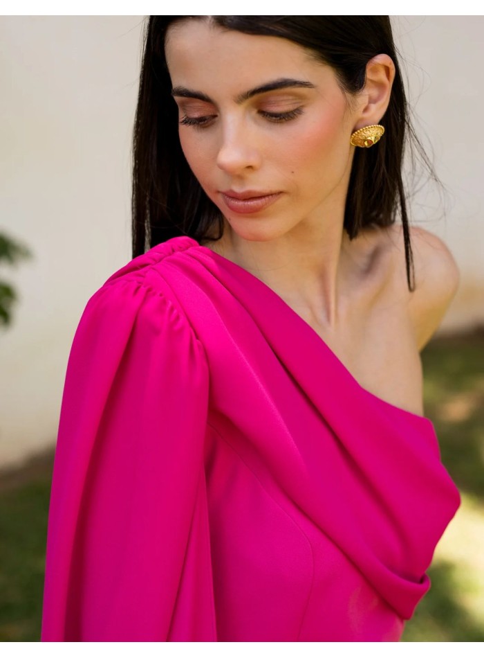 Robe d'invité midi en crêpe fuchsia avec cape...