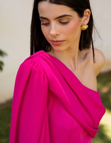 Robe d'invité midi en crêpe fuchsia avec cape asymétrique