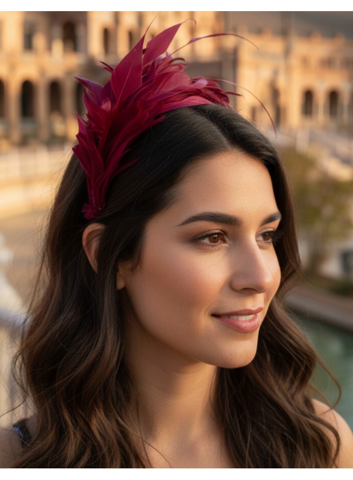 Diadema de plumas para invitada en color granate