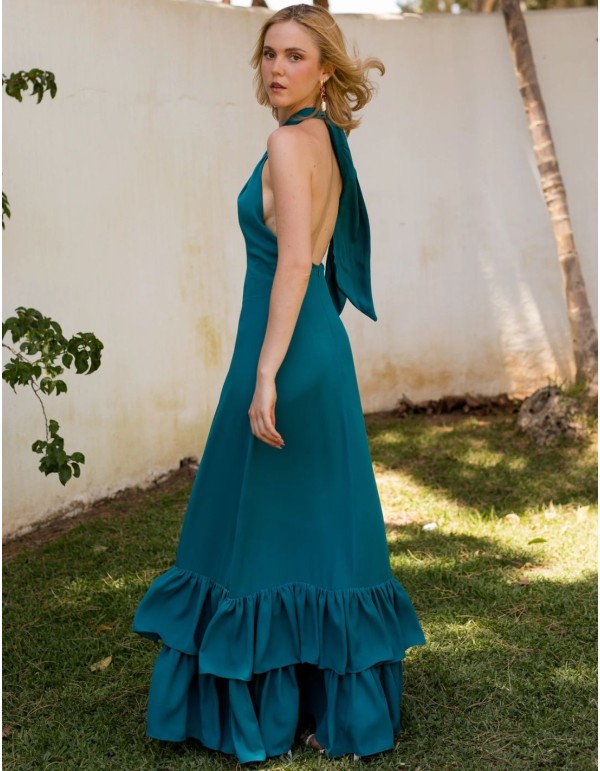 Vestido de invitada largo verde de escote halter cruzado y volantes en la falda 2