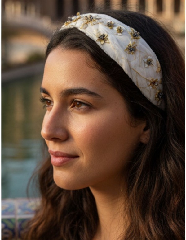 Diadema para invitada de plumas y piezas joya