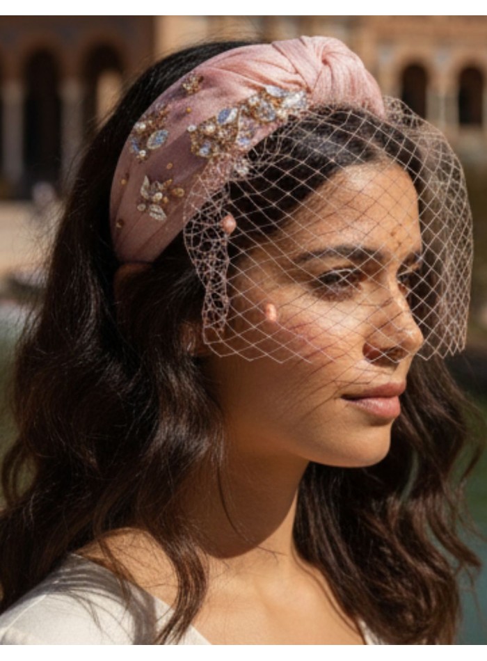 Diadema para invitada rosa arrugada con...