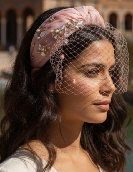 Bandeau d'invité rose à volants avec bijoux et détails en maille