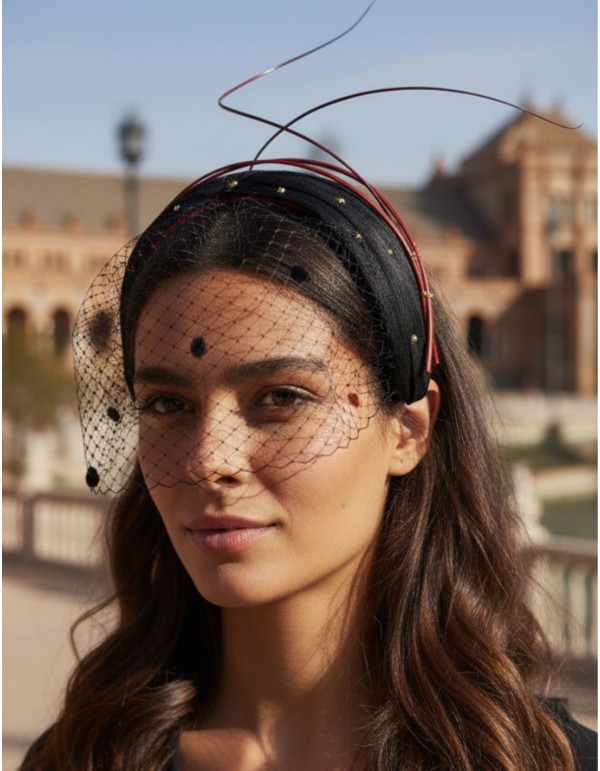 Bandeau croisé noir pour l'invité avec détails en maille...